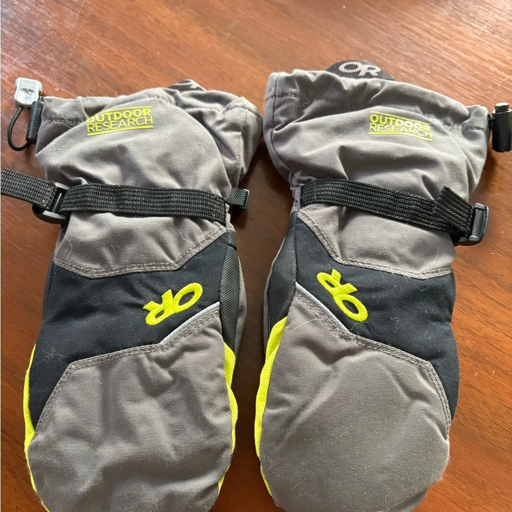 Outdoor Research Kids' Mittens in Gray and Yellow